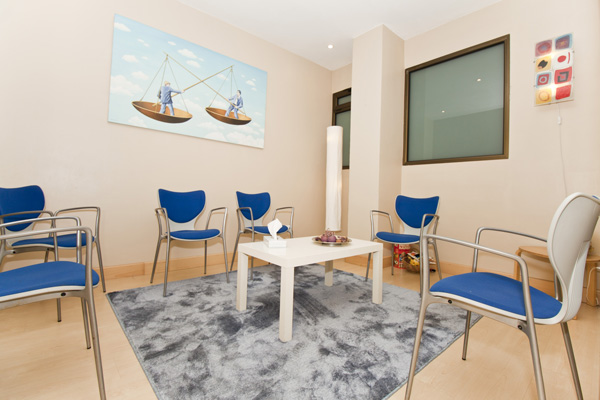 sala de terapia de grupo del gabinete de la psicóloga Kemen López de Etxezarreta en Donostia-San Sebastián